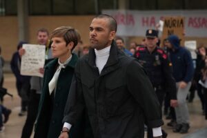 Dani Alves fuera del TSJC durante el juicio.