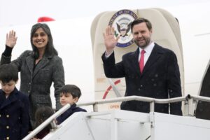 El vicepresidente estadounidense J. D. Vance y su esposa Usha saludan a su llegada al aeropuerto de Múnich, Alemania, el jueves 13 de febrero de 2025.